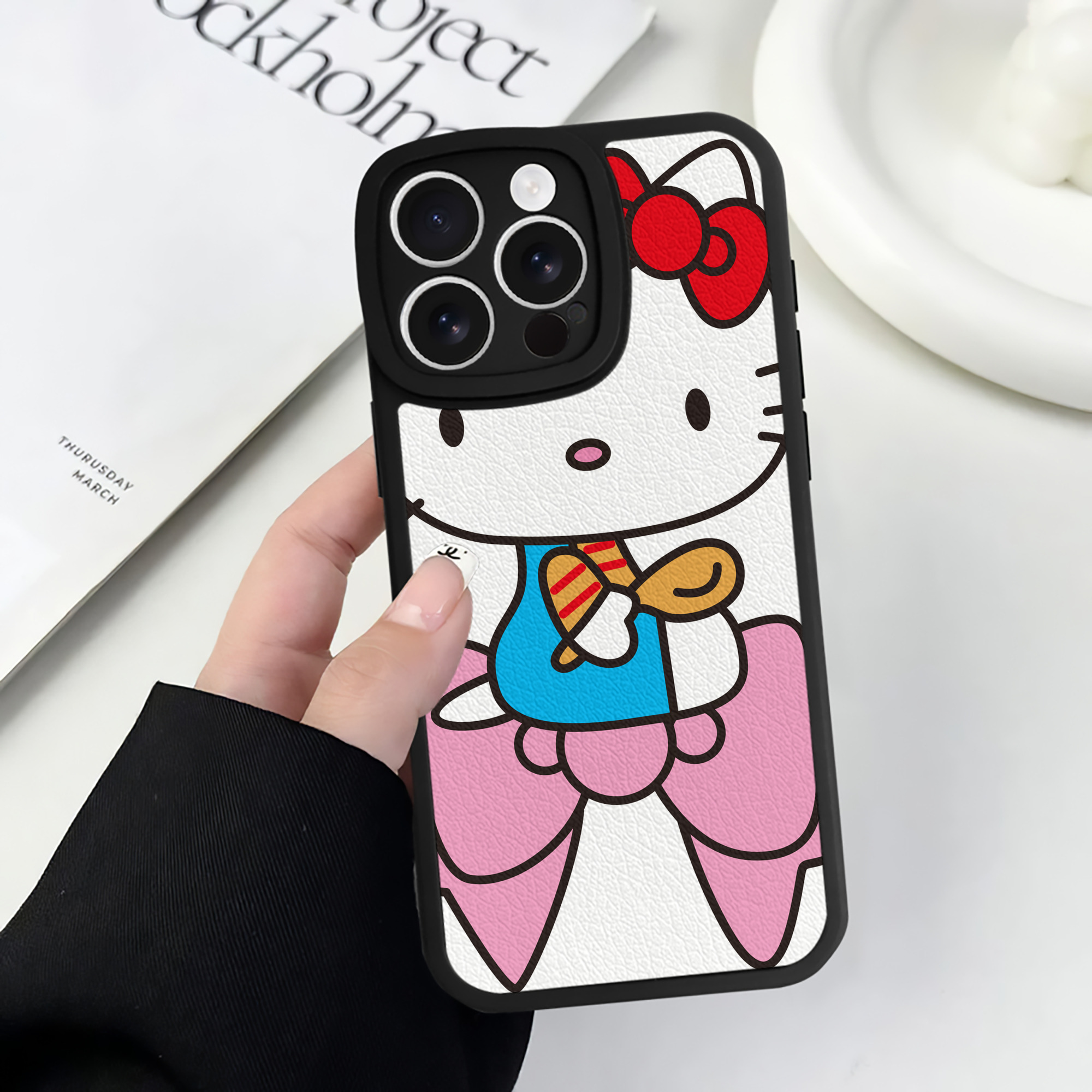 （画像用） Hello Kitty ハローキティ 【iPhone 16シリーズ対応】シリコンスマホケース（レザー調） 材質：シリコン